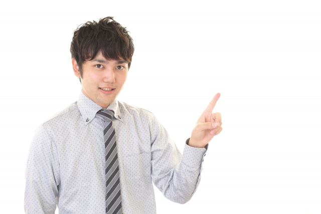 指を指すビジネスマン